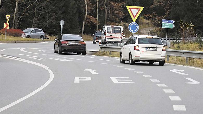 KRUHOVÝ objezd u Kostelce u Jihlavy byl postaven před sedmi lety. Někteří řidiči s ním mají problémy. Podle kraje je bezpečný. Foto: Petr Klukan
