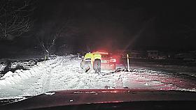 ŠOFÉRA červené Tesly dostali ze závěje zpátky na silnici vedoucí z Větrného Jeníkova před Petrovicemi až řidiči stojící v koloně, kteří mu auto pomohli odhrabat a následně v kompletně zafoukaném úseku i roztlačit, aby se rozjel dál směrem  na Štoky.  Fot
