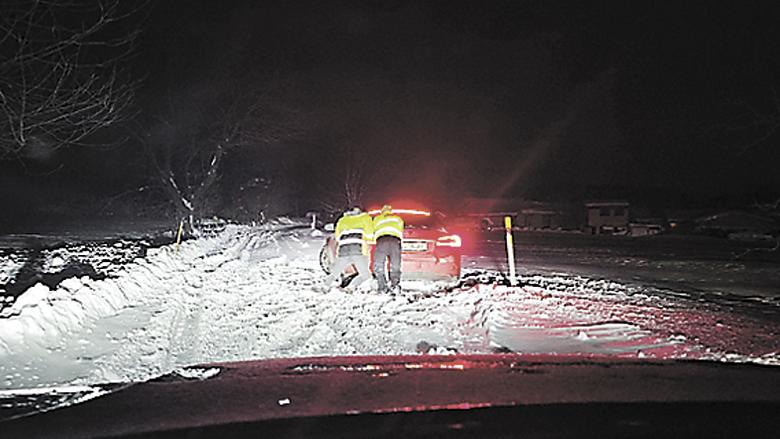 ŠOFÉRA červené Tesly dostali ze závěje zpátky na silnici vedoucí z Větrného Jeníkova před Petrovicemi až řidiči stojící v koloně, kteří mu auto pomohli odhrabat a následně v kompletně zafoukaném úseku i roztlačit, aby se rozjel dál směrem  na Štoky.  Fot