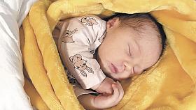 DÍVČÍ přesila. Prvním letošním miminkem narozeným v třebíčské porodnici je Eliška (vpravo). Prvním letošním občánkem Havlíčkova Brodu Dorotka. Foto: Nemocnice Třebíč, Nemocnice Havlíčkův Brod