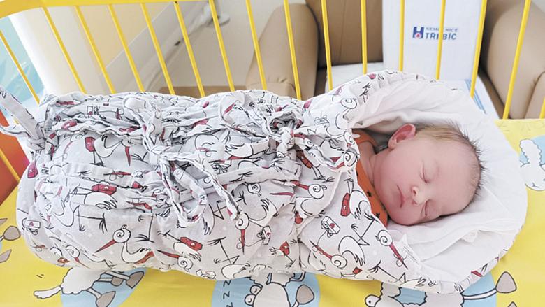 DÍVČÍ přesila. Prvním letošním miminkem narozeným v třebíčské porodnici je Eliška (vpravo). Prvním letošním občánkem Havlíčkova Brodu Dorotka. Foto: Nemocnice Třebíč, Nemocnice Havlíčkův Brod