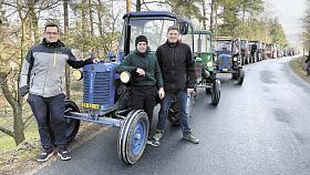 AUTOŘI měřínské spanilé jízdy traktorů Jiří Kutil (zleva), Marek Stejskal a Kamil Homola. Foto: archiv Jiří Kutil