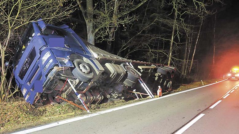 NEHODA se stala v katastru místní části Telče – Stranné. Řidiči se nic nestalo, ale do půdy vytekla nafta z nádrže nákladního vozu.Foto: PČR 
