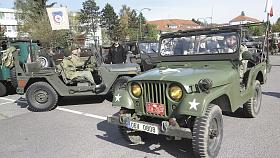 VOJENSKÁ vozidla patří k tradičním autům na veteránském zahájení sezony.Foto: Antonín Zvěřina