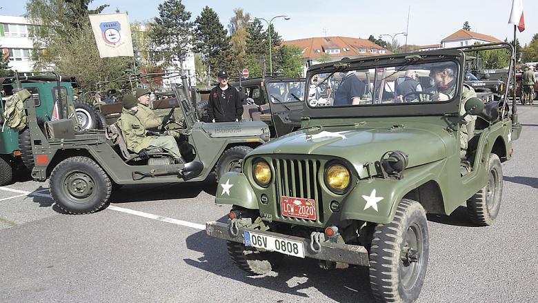 VOJENSKÁ vozidla patří k tradičním autům na veteránském zahájení sezony.Foto: Antonín Zvěřina