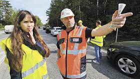 STAVBYVEDOUCÍ Jiří Ambrož (vpravo) ukazuje, že v první fázi se bude pracovat hlavně na pravé straně frekventované komunikace. Foto: David Kratochvíl