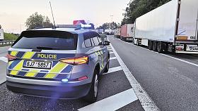 MIMOŘÁDNOU noční bezpečnostní akci spustili policisté ze středy na čtvrtek. Zaměřili se na řidiče kamionů, kteří kvůli povinným bezpečnostním přestávkám parkují na dálnici D1 doslova, kde je napadne. Foto: PČR
