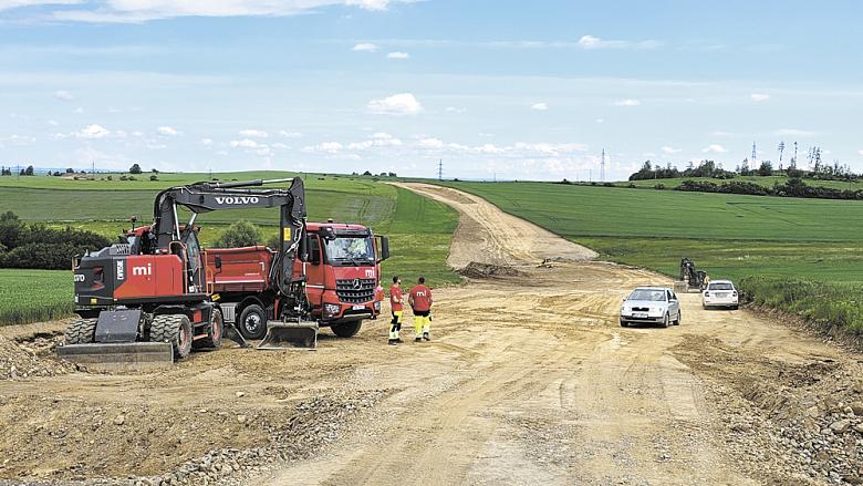 POHLED na začátek východní části obchvatu Jihlavy. Ta by měla být v provozu příští rok na podzim. Foto: David Kratochvíl