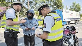 JEDNA z hlídek policistů v rámci prázdninové dopravně bezpečnostní akce o víkendu byla také v Suché na Jihlavsku.Foto: PČR