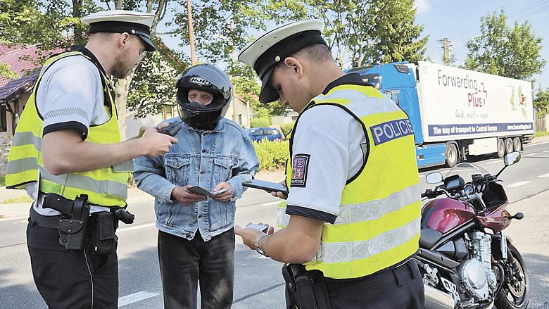 JEDNA z hlídek policistů v rámci prázdninové dopravně bezpečnostní akce o víkendu byla také v Suché na Jihlavsku.Foto: PČR