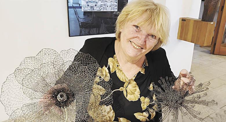 DRÁTENICE Věra Studená umí krásu přírody zaplést do drátěných oček. Foto: Lenka Kopčáková