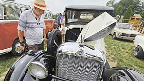 MEZI skvosty se zařadil automobil značky Studebaker. Jde o americkou firmo zabývající se výrobou nejprve kočárů a později právě automobilů. Foto: David Kratochvíl