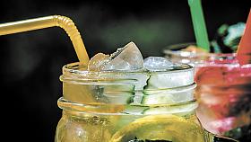 PŘED sladkými limonádami u letní grilovačky dejte přednost obyčejné vodě. Ilustrační foto: Pixabay