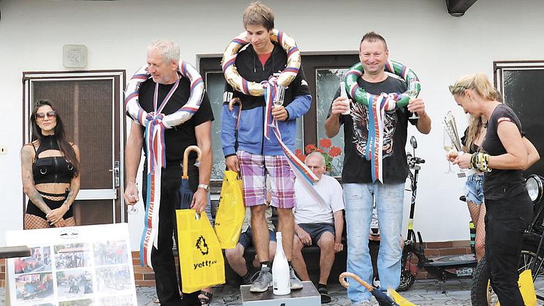 MEDAILISTÉ letošní Jízdy nepravidelnosti na stupních vítězů. První skončil Lukáš Krčál, druhý Pavel Buček a na třetí pozici se umístil Kamil Bártů. Zcela vpravo vítězka ženské soutěže Petra Zemanová. 