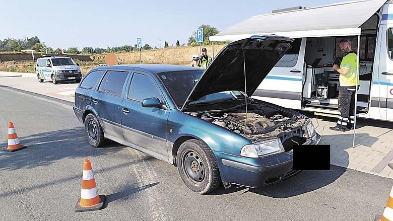POLICISTÉ v Jihlavě si za pomoci expertů Centra služeb pro silniční dopravu došlápli na řidiče, jejichž vozy nesplňují emisní normy. Z deseti vozů jich víc než půlka nejenže neprošla, ale speciální kontrola u nich odhalila dokonce vážnou závadu. Foto: PČ