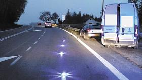 KAŽDÁ sada signálních LED blikačů obsahuje šest pogumovaných puků uložených v odolné polymerové základně, která slouží jako nabíječ. Puky jsou odolné vůči vodě a prachu, jsou nárazuvzdorné a mohou také plavat na vodní hladině. Pro jejich použití v terénu 
