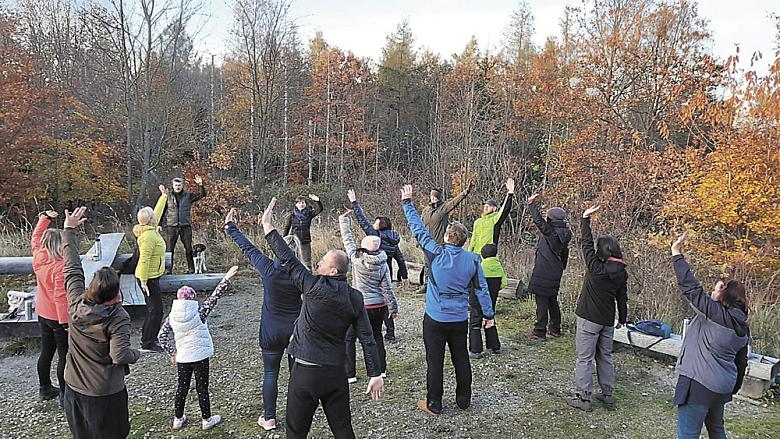 CVIČENÍ po výšlapu na Pekelný kopec. Foto: FB Modrá zóna dlouhověkosti Třebíč