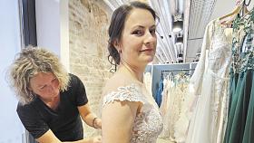 SVATEBNÍ šaty měla Olga Dvořáková na sobě po 13 letech. Přesně tak dlouhá doba uplynula od její veselky. Foto: David Kratochvíl