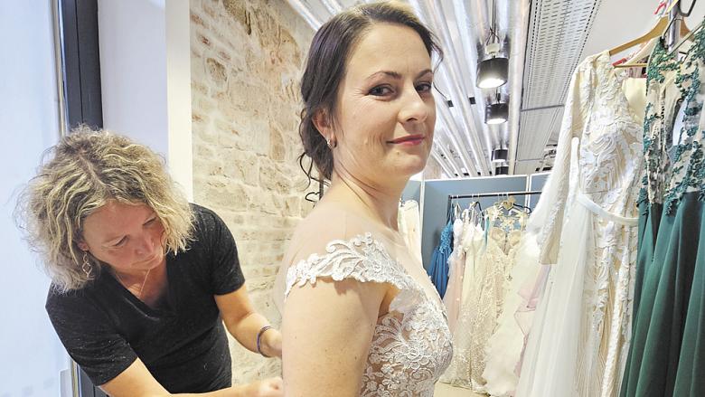 SVATEBNÍ šaty měla Olga Dvořáková na sobě po 13 letech. Přesně tak dlouhá doba uplynula od její veselky. Foto: David Kratochvíl