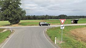 STAVEBNÍ úpravy budou spočívat v nové směrové a zejména výškové korekci silnice. Foto: ŘSD