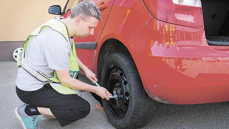 PŘEZOUT si kompletní kola sám doma zvládne každý zručnější řidič. Však si to také mohli vyzkoušet účastnici předešlých ročníků soutěže Řidič Vysočiny, kterou pro vás spoluorganizují Jihlavské listy. Co myslíte, bude tato disciplína součástí i letošního ro