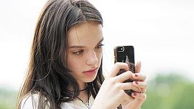 ŠKOLÁKY si už dnes bez mobilního telefonu nedokážete představit. Doprovází je všude – na hřiště, na kroužky, ulicí…  Ilustrační foto: Pixabay