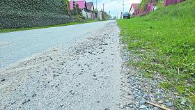 NA ŘADĚ krajských komunikací je stále patrné množství štěrku, který sloužil jako posypový materiál v rámci zimní údržby. Foto: David Kratochvíl