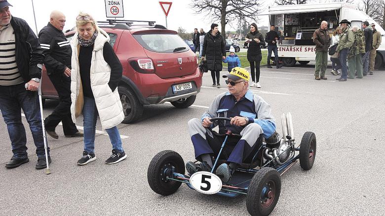 PŘÍJEZD motokáry na parkoviště u polikliniky v Třebíči vyvolal pozitivní reakci diváků.Foto: Antonín Zvěřina
