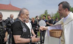 ŽĎÁRSKÝ děkan P. Martin Husák předává přívěsek na klíče hlavnímu pořadateli Vlastimilu Frajovi. Foto: Antonín Zvěřina