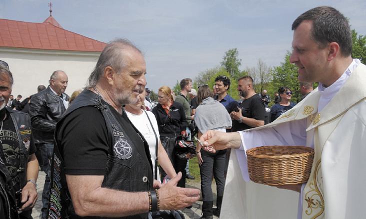 ŽĎÁRSKÝ děkan P. Martin Husák předává přívěsek na klíče hlavnímu pořadateli Vlastimilu Frajovi. Foto: Antonín Zvěřina