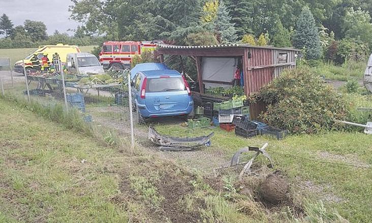 POLICISTÉ na základě dopravní nehody u Tleče varovali ostatní řidiče, aby za volant nesedali, pokud na sobě pociťují známky únavy.  Foto: PČR