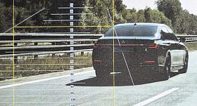 ŘIDIČE v BMW zastavili policisté na sjezdu z dálnice u Větrného Jeníkova. Doklady u sebe žádné neměl. Kvůli překročení rychlosti o téměř 70 kilometrů přišel na místě o řidičský průkaz. Foto: PČR