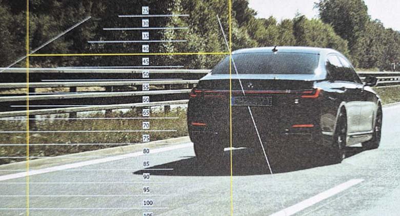 ŘIDIČE v BMW zastavili policisté na sjezdu z dálnice u Větrného Jeníkova. Doklady u sebe žádné neměl. Kvůli překročení rychlosti o téměř 70 kilometrů přišel na místě o řidičský průkaz. Foto: PČR