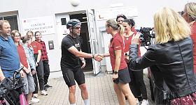 DALŠÍ hlavní postava akce 8 dní pro paliativu – cyklista Martin Souček při setkání s pracovníky hospicu v Jihlavě. Foto: Charita Jihlava